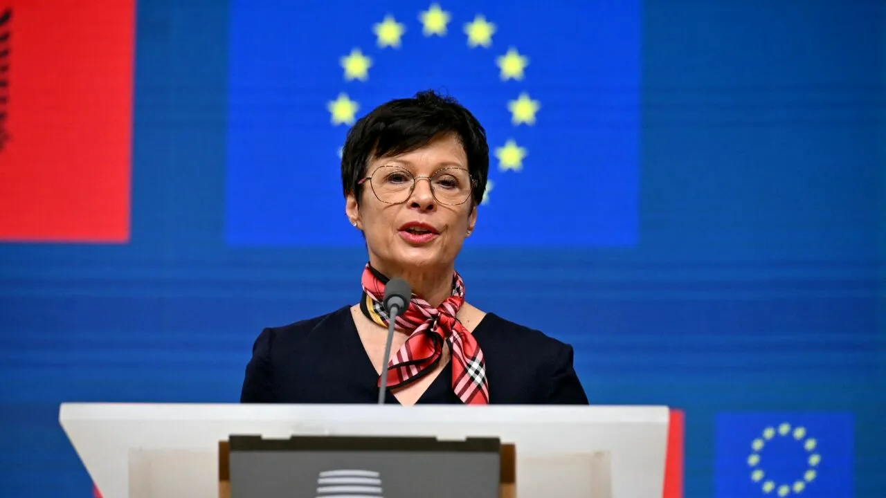 Comisarul UE pentru Extindere: Extinderea Uniunii Europene se va baza pe MERIT, nu pe geopolitică. Muntenegru și Albania ar putea ADERA la UE în 2028