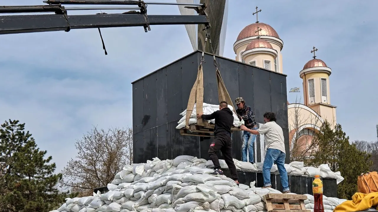 GALERIE FOTO Un protest artistic împotriva războiului împarte în tabere locuitorii unui oraș din România. Amenințări cu reclamații la Ministerul Culturii: „Minunea de acolo este oribilă și trebuie să dispară”