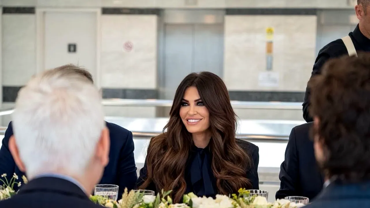 WSJ: Scandalul ambasadoarei SUA în Grecia ajunge în Congres. Democrații cer anchetă în cazul zborurilor private și cer lista întâlnirilor lui Kimberly Guilfoyle, acuzată că s-a lăudat cu demiterea guvernului din România