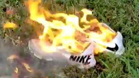 Gigantul NIKE i-a înfuriat la culme pe cumpărătorii americani. Motivul pentru care aceștia ÎȘI DISTRUG ghetele și șosetele