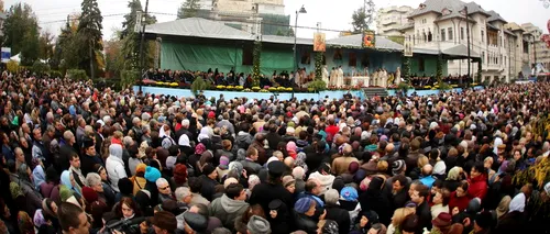 Mii de credincioși așteaptă la rând, în ploaie și frig, să se închine la moașele Sfintei Parascheva