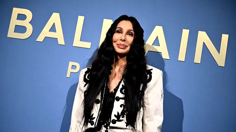 Cântăreața Cher este ACUZATĂ că ar fi angajat patru bărbați să-i răpească fiul de la un hotel, unde era cazat împreună cu soția sa
