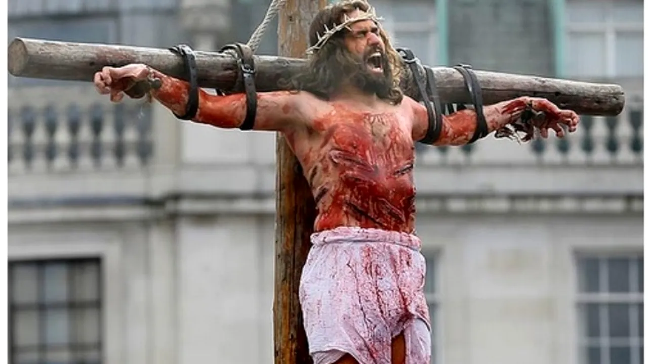 Scene răstignirii, refăcută în centrul Londrei. GALERIE FOTO