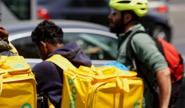 Salarii nepalezi în România 2026 Câți bani câștigă ca livratori, bucătari, muncitori în construcții, personal de curățenie și lucrători din depozit