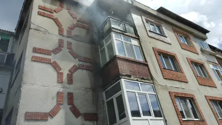 O garsonieră din Vâlcea, în care se aflau doi COPII, a fost cuprinsă de flăcări / Cum au reușit să scape cu viață micuții