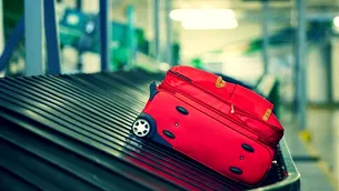 Soluțiile românilor pentru a evita să plătească bagajul la cală: „Nu mai aștept nici la coadă la check in și după zbor să îl colectez”