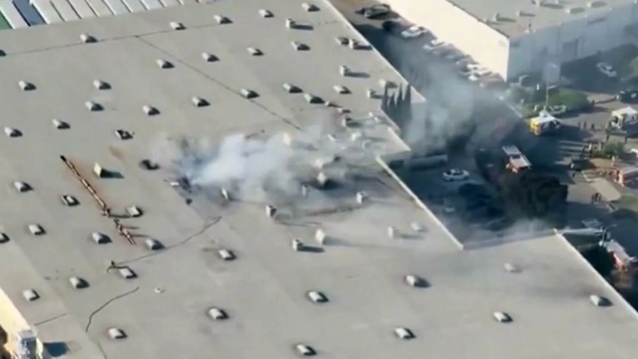 Două persoane au MURIT și alte zeci au fost rănite, după ce un avion de mici dimensiuni s-a prăbuşit peste o fabrică de mobilă din California