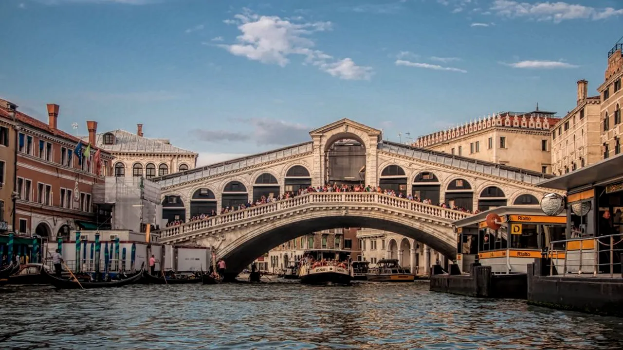 Vizitatorii supraponderali, problematici pentru tururile cu celebrele gondole venețiene