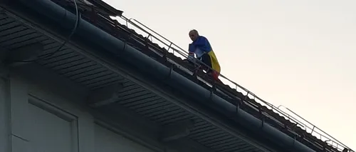 Soluția ingenioasă găsită de pompierii din Brașov pentru a convinge un protestatar să coboare, după 8 ore, de pe acoperișul Tribunalului