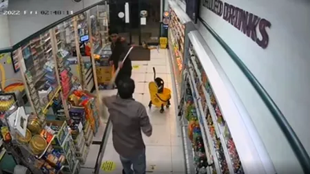Angajatul unui magazin s-a apărat cu mopul în fața unui bărbat înarmat cu un cuțit. Momentul, surprins de o cameră de supraveghere (VIDEO)