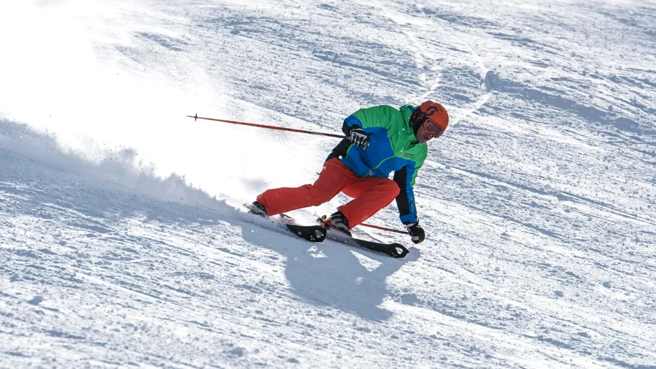 Stațiunea preferată a românilor pe timp de iarnă. Este la doar 7 ore de București și prețurile sunt sub cele de la noi