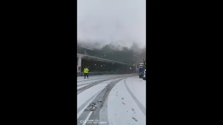 Incendiu puternic la o hală de depozitare din Prahova (VIDEO)