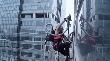 O campioană la alpinism a escaladat o clădire folosind două aspiratoare