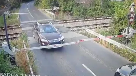 UPDATE | Imagini halucinante cu un șofer care rupe barierele pentru a trece o cale ferată de lângă București. Trenul venea cu 160 de km/h. Șoferul era băut, iar după o oră a făcut accident - VIDEO