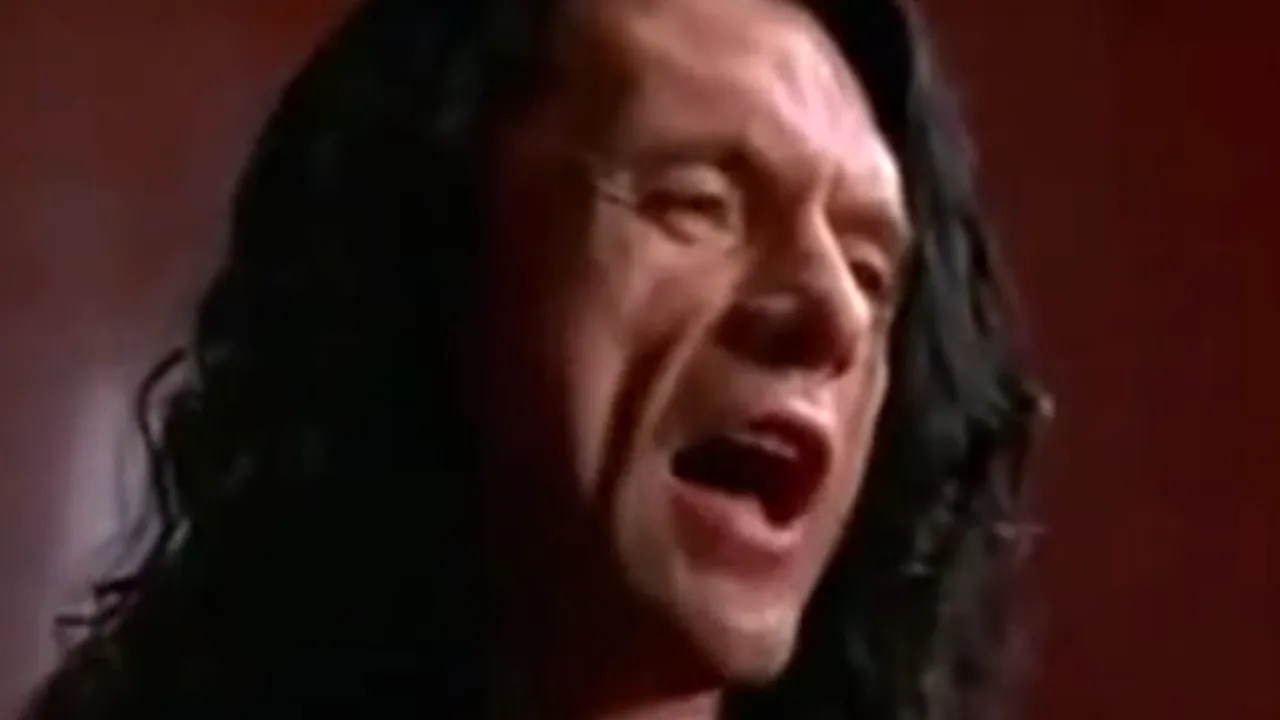 Nimeni nu știe cum îl cheamă, unde s-a născut și de unde are bani, dar un lucru este sigur: A regizat „cel mai slab film din istorie