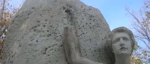 Statuia lui Eminescu din Galați, păzită zi și noapte. Aproape în fiecare an, mâna muzei poetului dispare