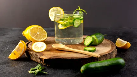 De ce este bine să bei apă cu CASTRAVETE. Băutura este considerată „magică” de către cei care o consumă