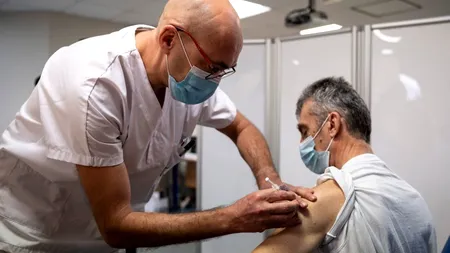 Cinci mituri legate de vaccinul anti-COVID, demontate de un cunoscut medic infecționist: De la cipuri montate până la paralizie! (EXCLUSIV)