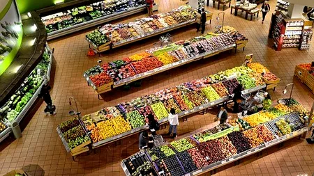 Ce salarii au casierițele din Carrefour România. Câți bani primesc lunar