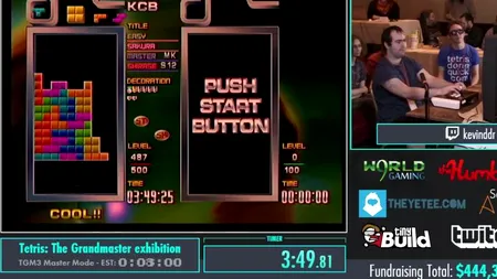 Acest bărbat a finalizat jocul Tetris, la cel mai ridicat nivel de dificultate, în mai puțin de opt minute