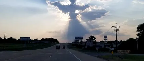 Îngerul a apărut pe cer. O formă ciudată, văzută deasupra unui drum din Texas 

