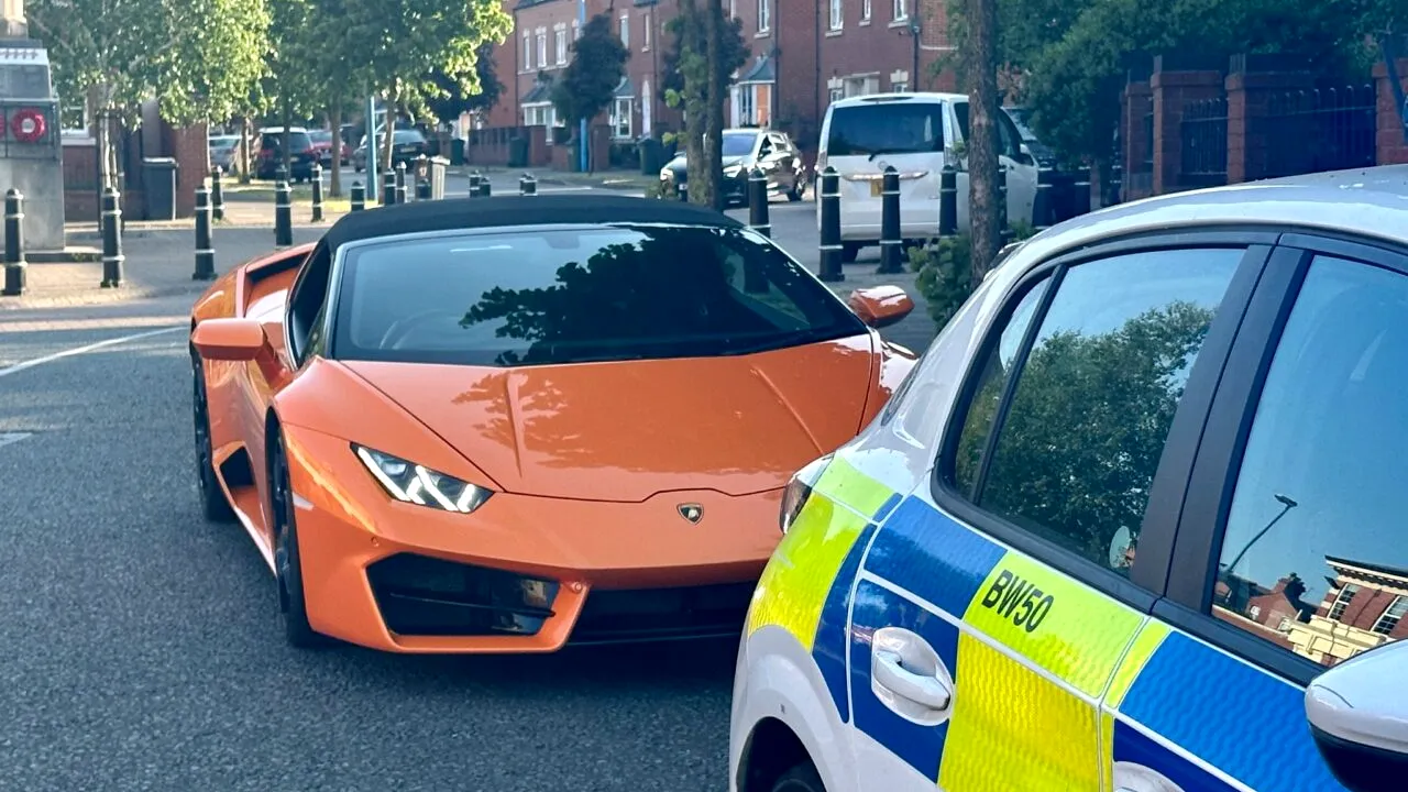 Motivul INCREDIBIL pentru care un bărbat și-a pierdut Lamborghini-ul Huracan de 200.000 de euro. Ce le-a spus el polițiștilor