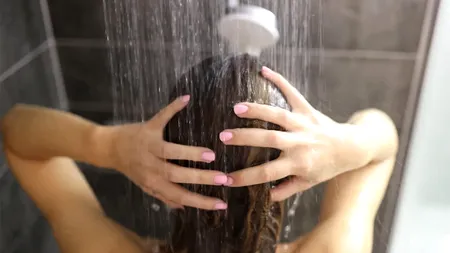 Nu e o glumă! De câte ori pe zi recomandă dermatologii să facem duș