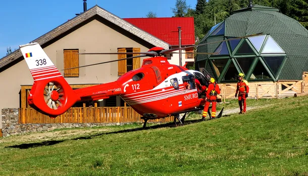 Atenție! O turistă încălțată cu opincuțe de până, rănită în Munții Retezat. Echipamentul este esențial în drumețiile montane