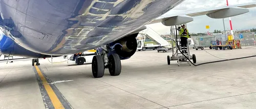 Un avion Blue Air a rămas la sol timp de nouă zile, pe aeroportul din Napoli, după o aterizare de urgență