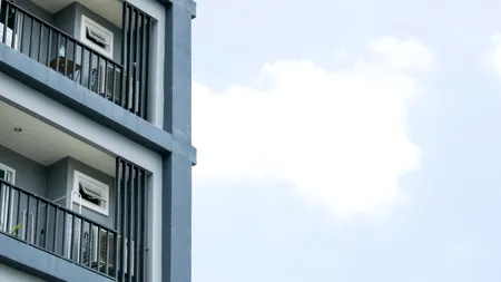 Ce trebuie să știe românii care vor să își închidă balconul sau să își construiască garaj în curte. S-a schimbat legea!