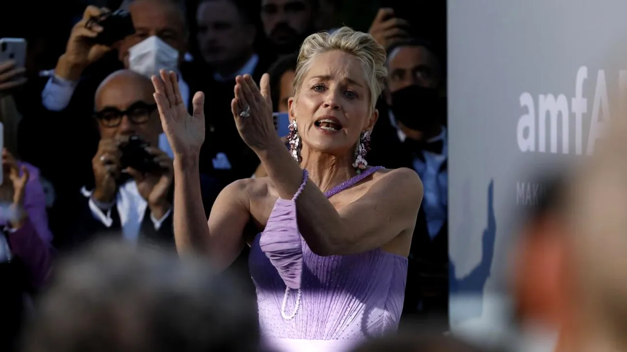 Sharon Stone a fost amenințată cu demiterea după ce a solicitat vaccinarea Covid pe platourile de filmare