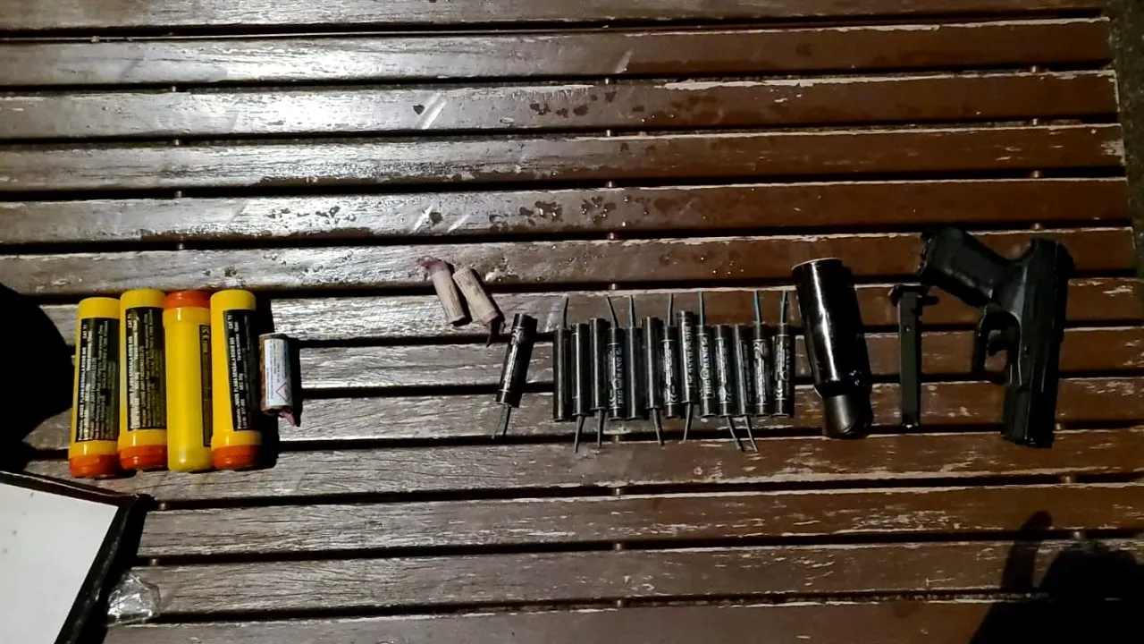 Pistol de tip airsoft, găsit într-o mașină din zona Arenei Naționale. Jandarmii făceau controale înaintea meciului FCSB-Rapid