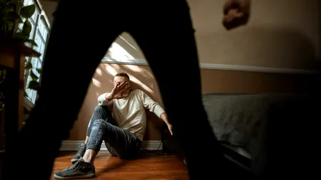 Se întâmplă în România! Un băiat de 13 ani, dat afară din casă în toiul nopții chiar de tatăl său! Bărbatul a fost reținut de polițiști