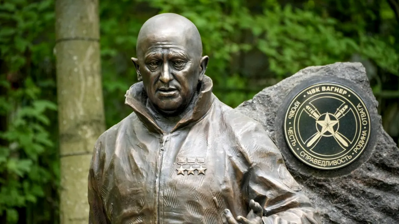 La mormântul lui Prigojin, o STATUIE din bronz dedicată fondatorului grupării Wagner a fost dezvelită