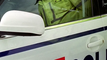 Autoarea FURTULUI DE 150.000 DE EURO dintr-o locuință din Capitală a fost PRINSĂ. Femeia se îmbrăca în doliu și purta cu ea o coroană mortuară, cerând bani pentru o înmormântare