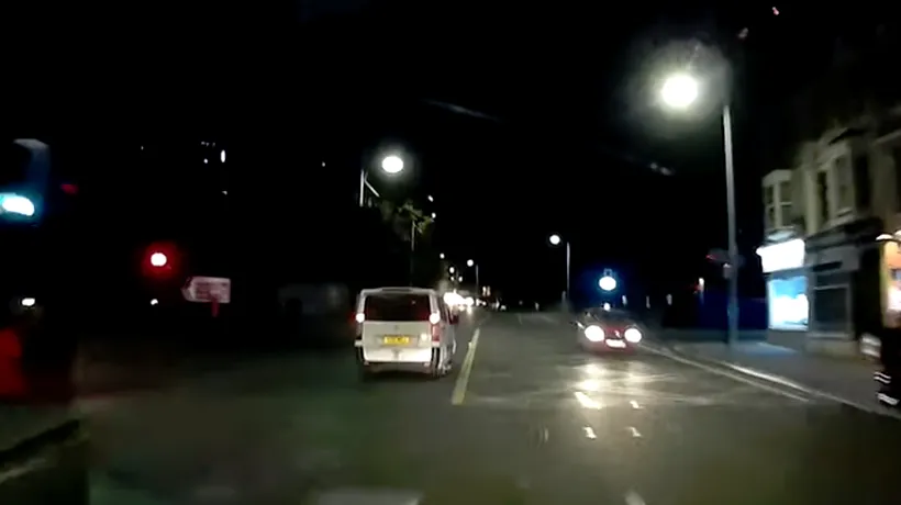 Un taximetrist român a fost jefuit în Marea Britanie. I s-a furat mașina cu tot cu client: Te rog, dă-mi drumul! - VIDEO