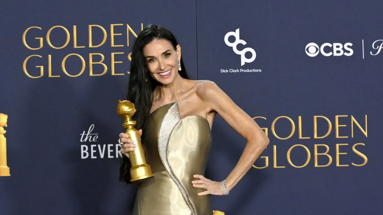 Demi Moore, câștigătoarea Globului de Aur pentru „cea mai bună ACTRIȚĂ”, a primit felicitări de la soția fostului ei soț, Bruce Willis