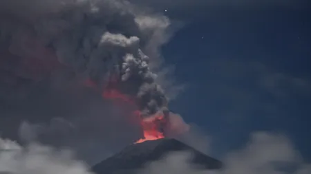 Vulcan Agung Bali eruptie 450 zboruri anulate 75.000 turiști blocați