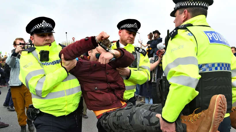 Proteste pentru mediu la Londra. Sute de persoane au fost arestate după ce au blocat mai multe străzi - VIDEO