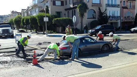 Cum a rămas un Porsche înțepenit în carosabil - VIDEO