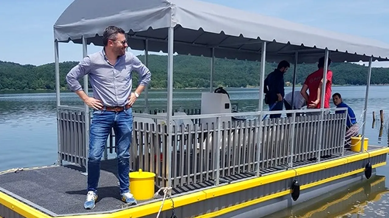 Ambarcațiune cu motor electric, pe un lac din Timiș, achiziționată într-un proiect european eco