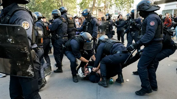 Alunecă Franța spre stânga extremistă? Cum au devenit protestele elevilor francezi un fenomen european. Un analist politic și un sociolog fac radiografia revoltelor violente din licee și facultăți