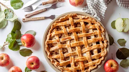 Plăcinta cu MERE ca pe vremea bunicii. Câte grame de zahăr și dulceață sunt necesare pentru combinația perfectă