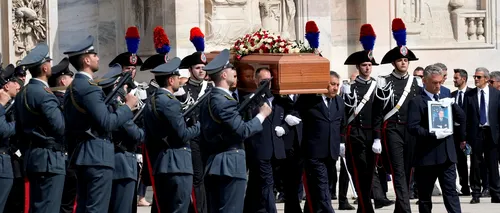 FOTO | Mii de oameni au participat la funeraliile lui Silvio Berlusconi. Fostul premier italian a fost aplaudat pe ultimul drum