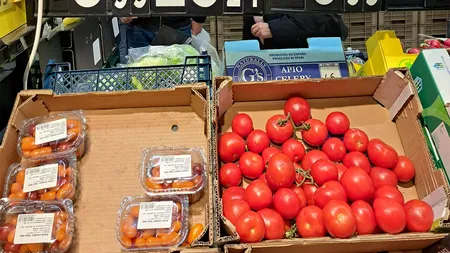 De zece ori mai scump decât în piață! De necrezut câți lei costă 1 kilogram de roșii în Carrefour