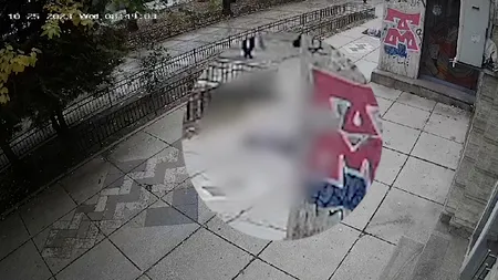 UPDATE: VIDEO | Imagini șocante în Capitală. O contabilă s-a aruncat de la etajul cinci și a căzut peste o altă femeie care trecea pe stradă