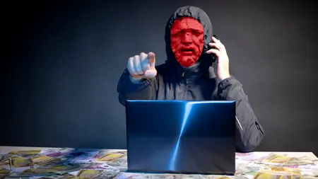 Un român, la un pas să fie păcălit cu un video fals creat cu AI. Infractorii cibernetici i-au cerut bani ca să nu publice un VIDEO compromițător cu el