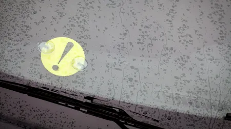 Cât timp se ține semnul de începător pe parbriz și pe lunetă, de fapt. Ce amendă riscă cei care nu îl au