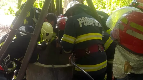 Doi bărbați din Argeș au rămas blocați într-o fântână pe care o curățau, la o adâncime de 10 metri. Unul dintre ei a fost scos mort la suprafață