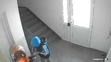 VIDEO Un MINOR de 9 ani a provocat pagube serioase într-un bloc după ce a dat foc unui cărucior de copii. Locatarii au ieșit speriați din imobil